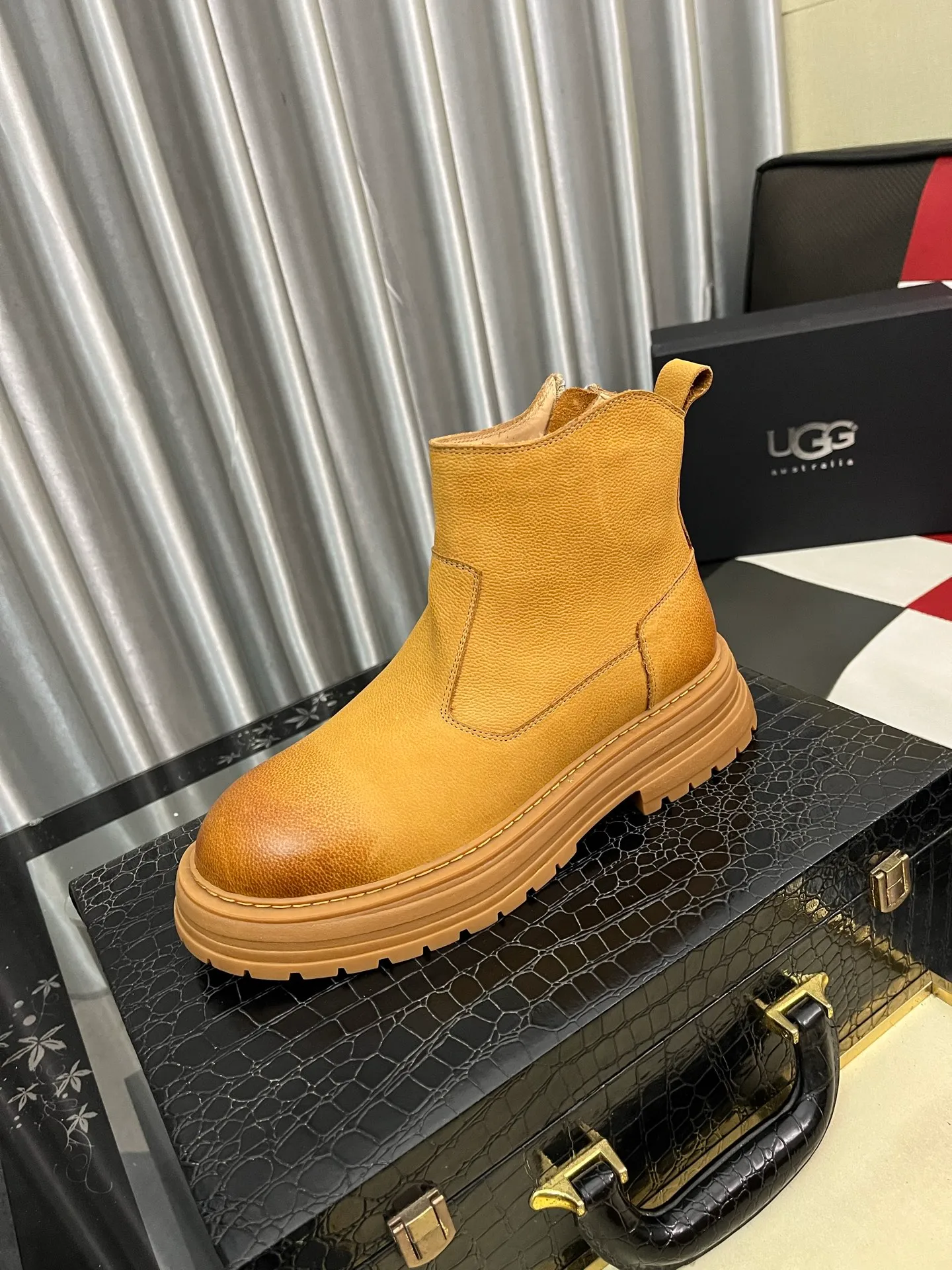 Ex-factory price: 680⌚️⌚️Thick wool imported from Australia Brand: UGG genuine purchasing agent Size: 39-44 (45 customized) Grade: Official website 1:1 Material: First layer of genuine leather waterproof and antifreeze upper Real wool lining Original non-slip and wear-resistant outsole Style category: Men's casual shoes Trendy style Comfortable on the feet Color: Official website color synchronization